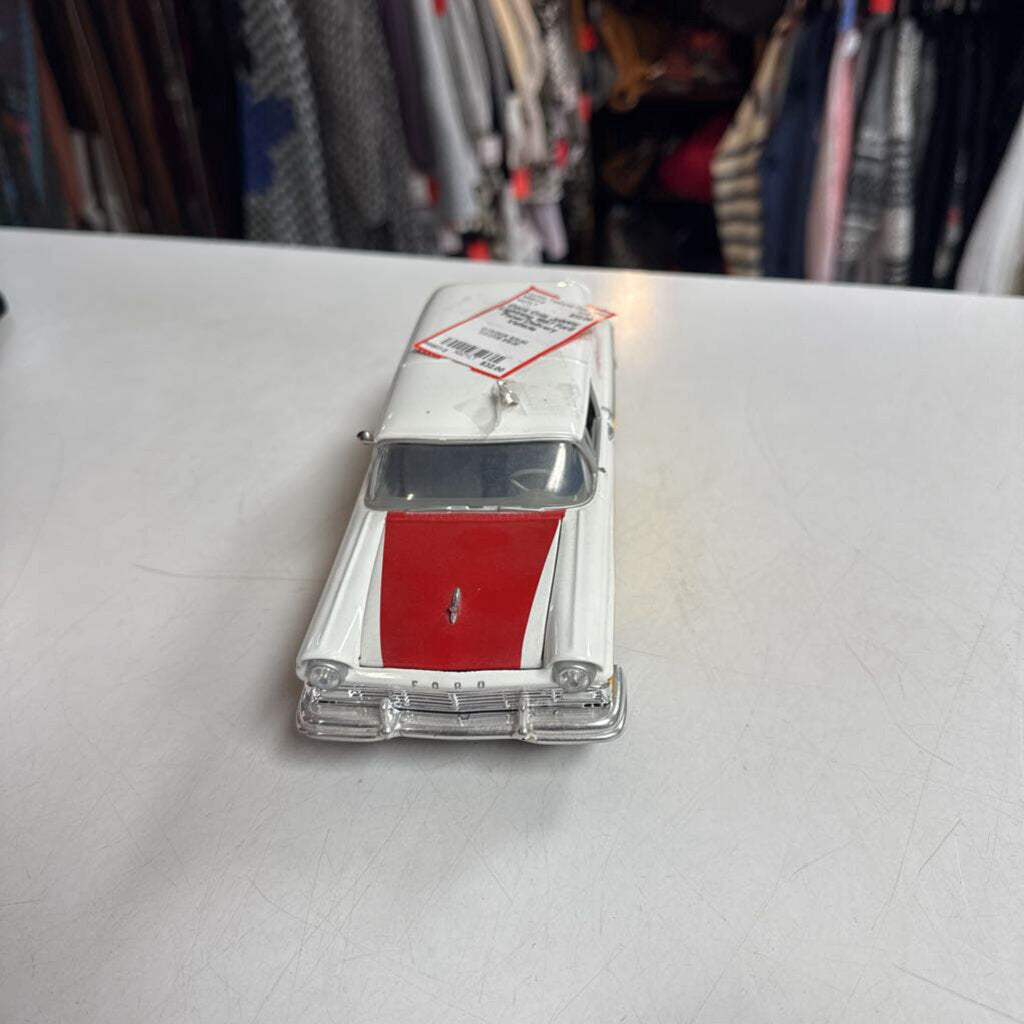 Johnny Lightning 1957 Ford Panel Delivery Vehicle