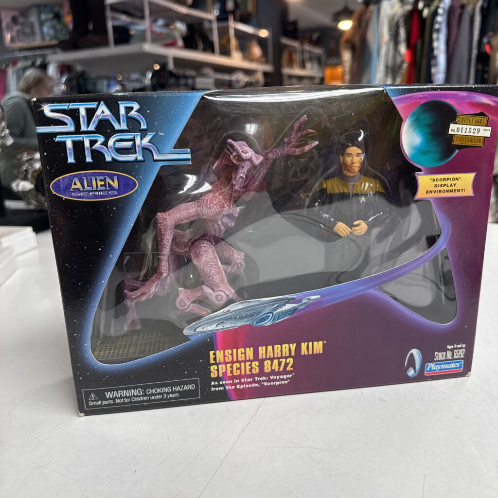1998 Playmates Aliens Series Ensign Harry Kim & Species 8427 Action Figure Set