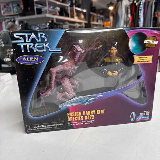 1998 Playmates Aliens Series Ensign Harry Kim & Species 8427 Action Figure Set